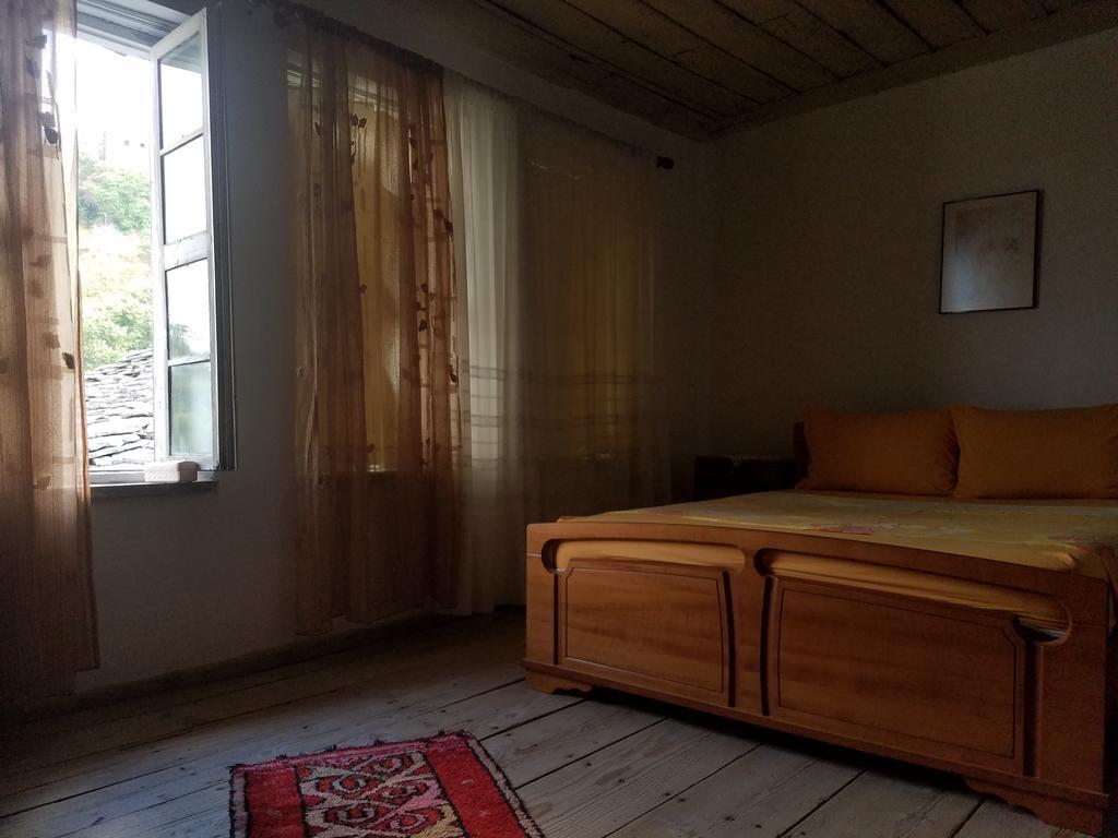 Lori'S Traditional House Gjirokaster Bagian luar foto