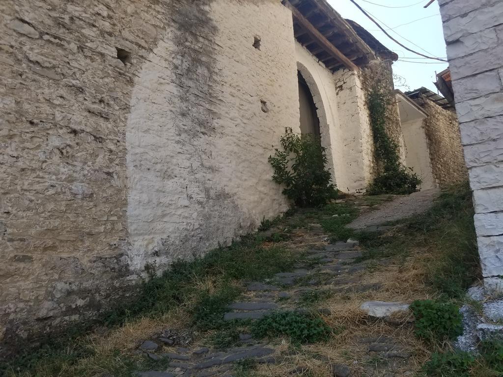 Lori'S Traditional House Gjirokaster Bagian luar foto