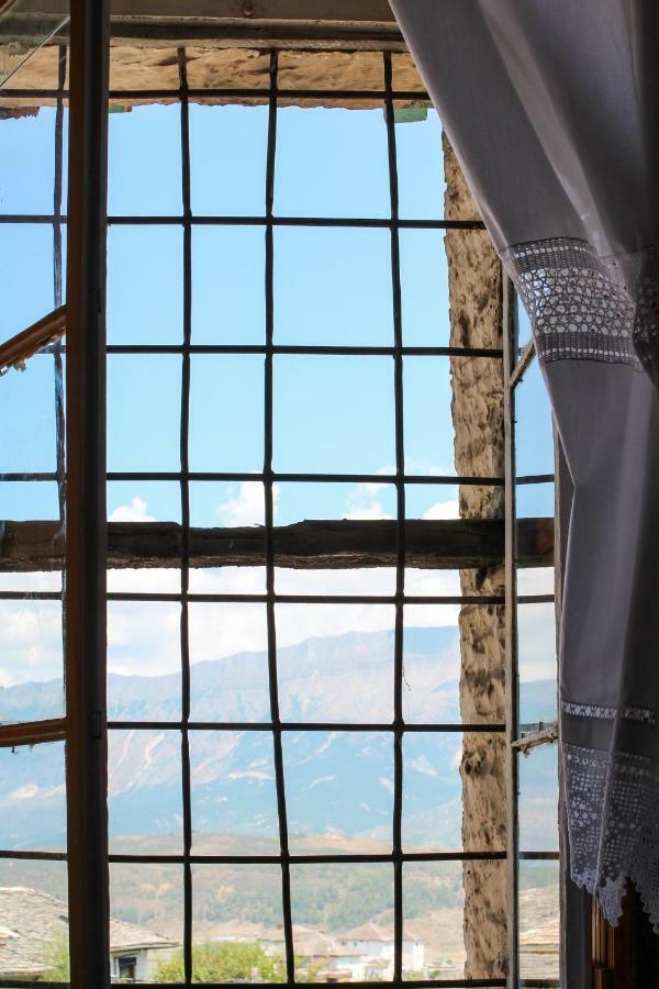 Lori'S Traditional House Gjirokaster Bagian luar foto